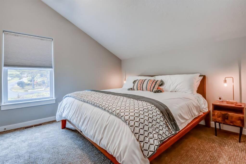 New Tri-Level Home With Ocean View And 3 En-Suite Bedrooms! 덴포 베이 외부 사진