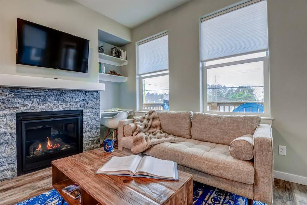 New Tri-Level Home With Ocean View And 3 En-Suite Bedrooms! 덴포 베이 외부 사진
