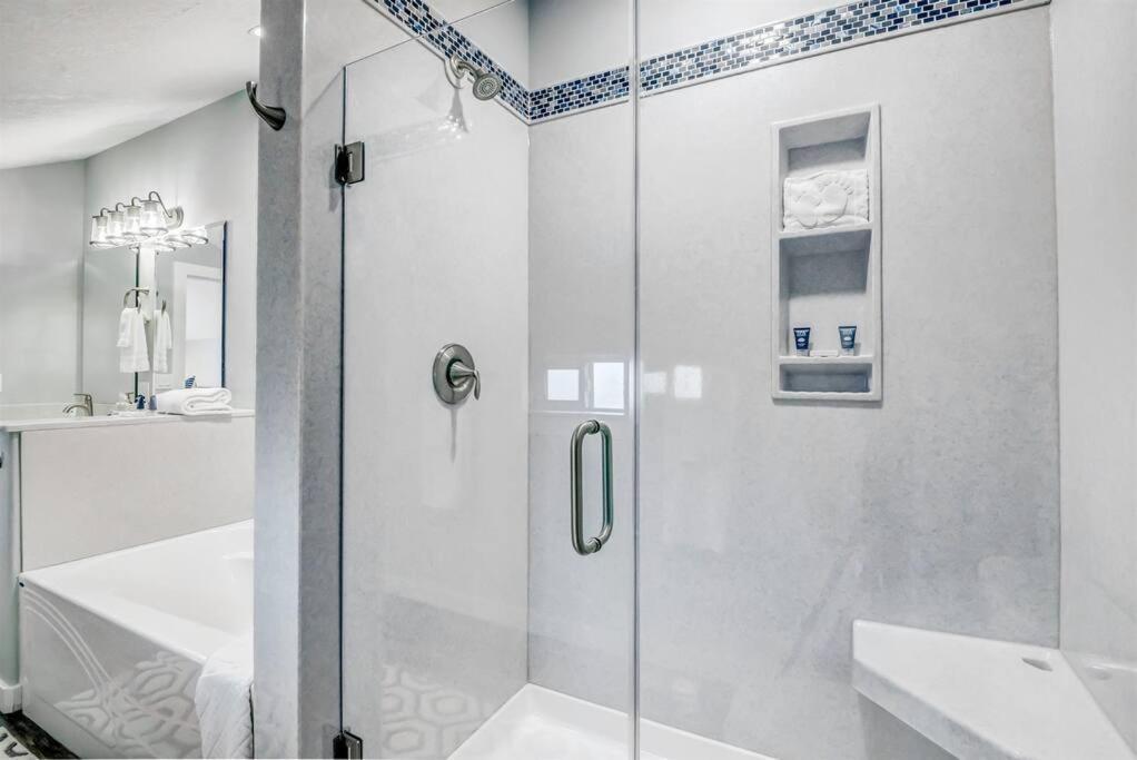 New Tri-Level Home With Ocean View And 3 En-Suite Bedrooms! 덴포 베이 외부 사진