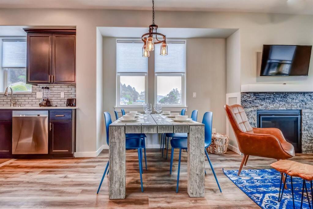 New Tri-Level Home With Ocean View And 3 En-Suite Bedrooms! 덴포 베이 외부 사진