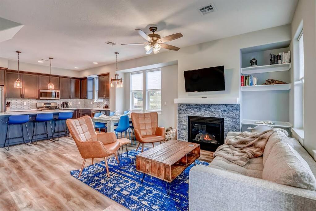 New Tri-Level Home With Ocean View And 3 En-Suite Bedrooms! 덴포 베이 외부 사진