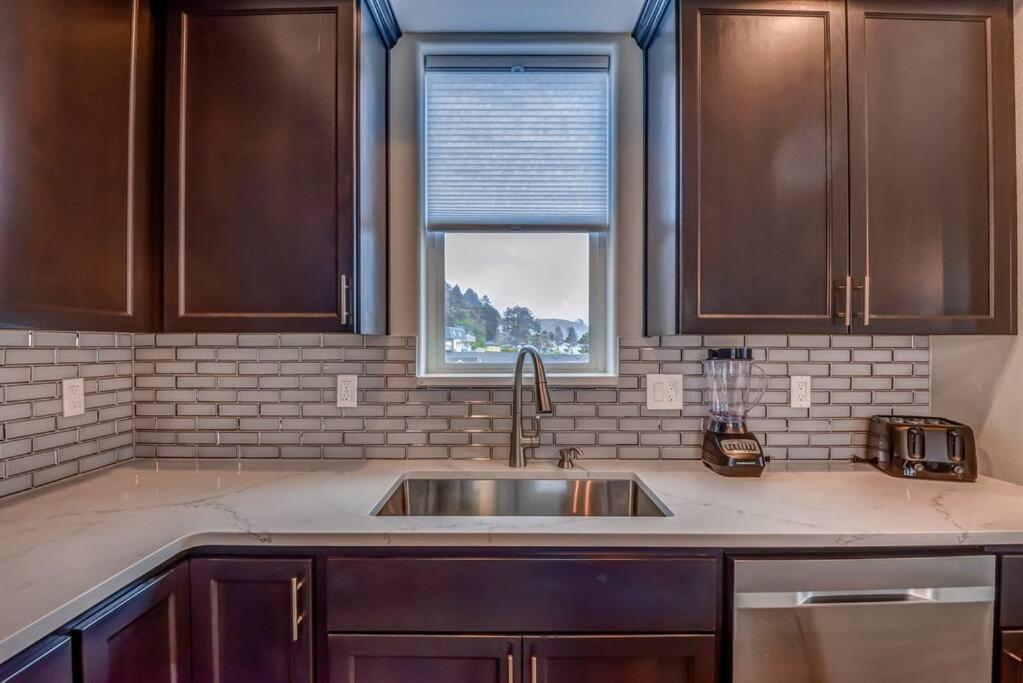 New Tri-Level Home With Ocean View And 3 En-Suite Bedrooms! 덴포 베이 외부 사진