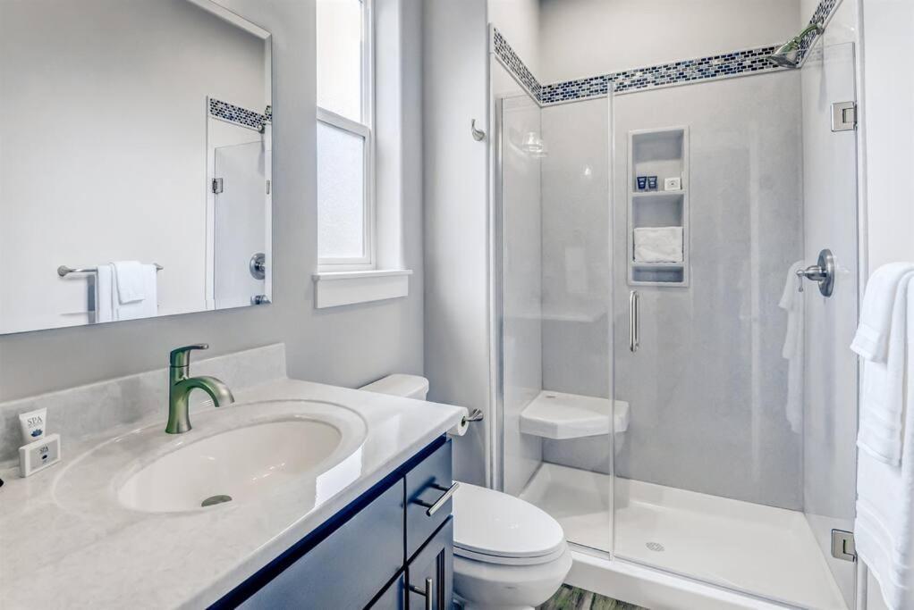 New Tri-Level Home With Ocean View And 3 En-Suite Bedrooms! 덴포 베이 외부 사진