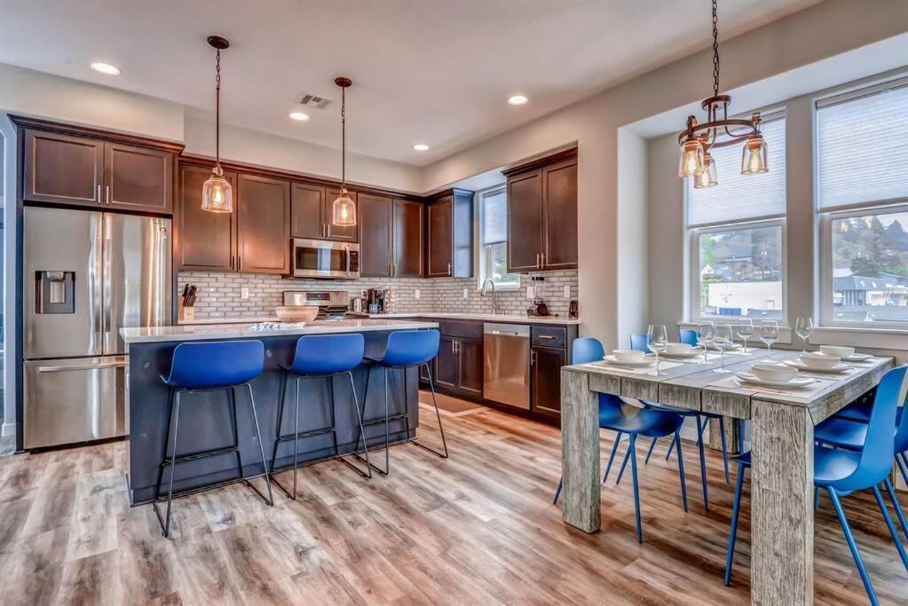 New Tri-Level Home With Ocean View And 3 En-Suite Bedrooms! 덴포 베이 외부 사진
