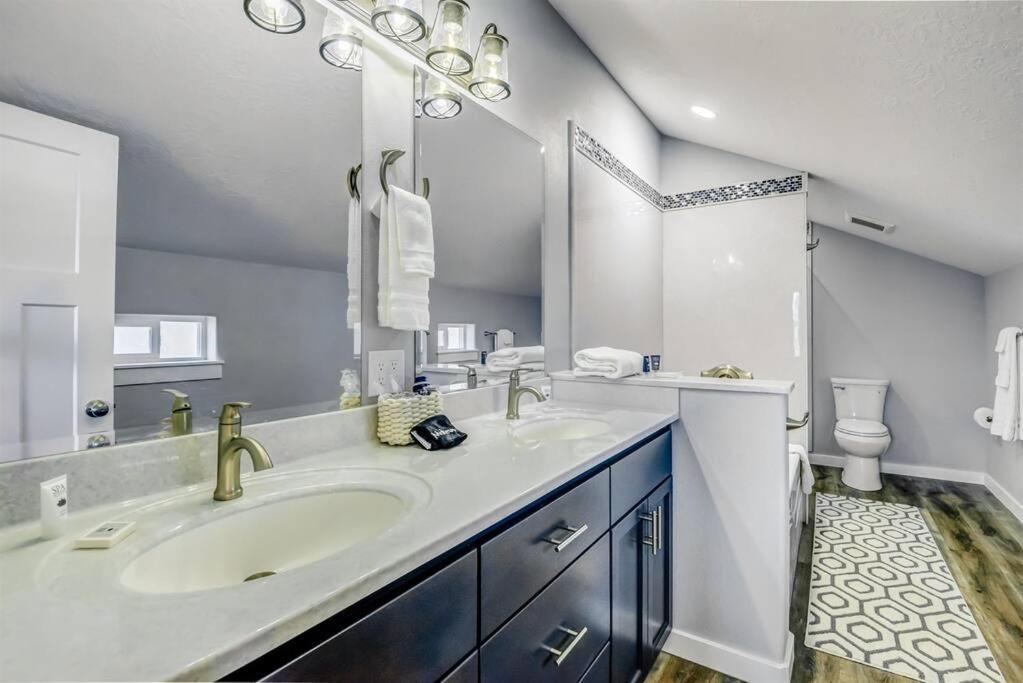 New Tri-Level Home With Ocean View And 3 En-Suite Bedrooms! 덴포 베이 외부 사진